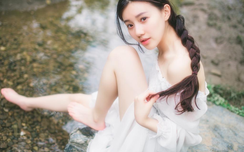 户外玩水的清纯美女