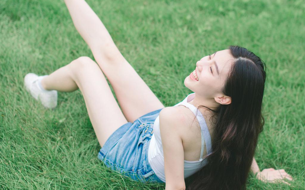 户外玩水的清纯美女