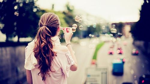 美如画的女生背影