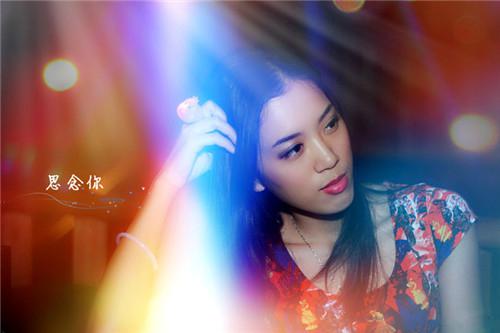 夜色下寂寞女孩