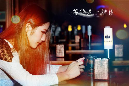 夜色下寂寞女孩