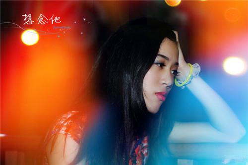 夜色下寂寞女孩