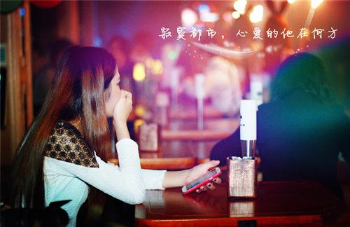 夜色下寂寞女孩