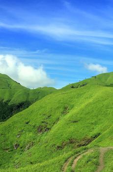 蓝天白云绿色高山