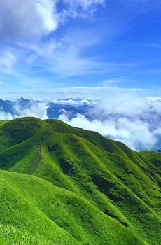 蓝天白云绿色高山-5