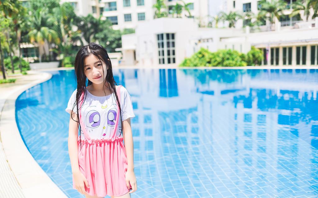 少女夏日泳池边写真