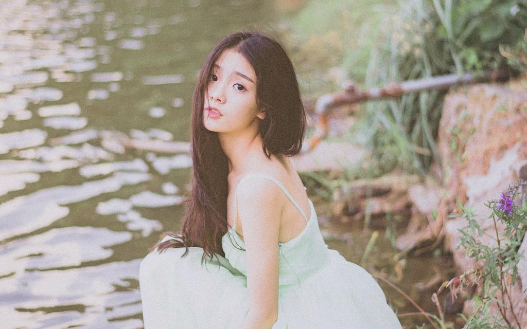 长发美女户外文艺摄影