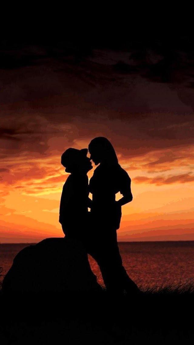 晚霞下浪漫的情侣