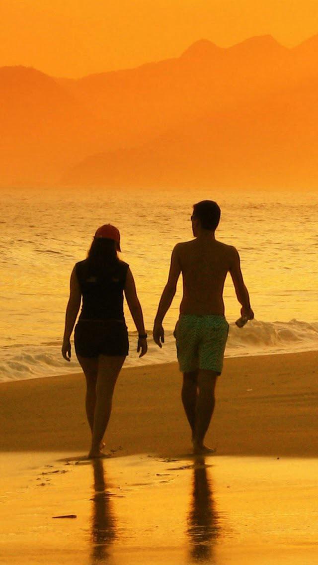 晚霞下浪漫的情侣