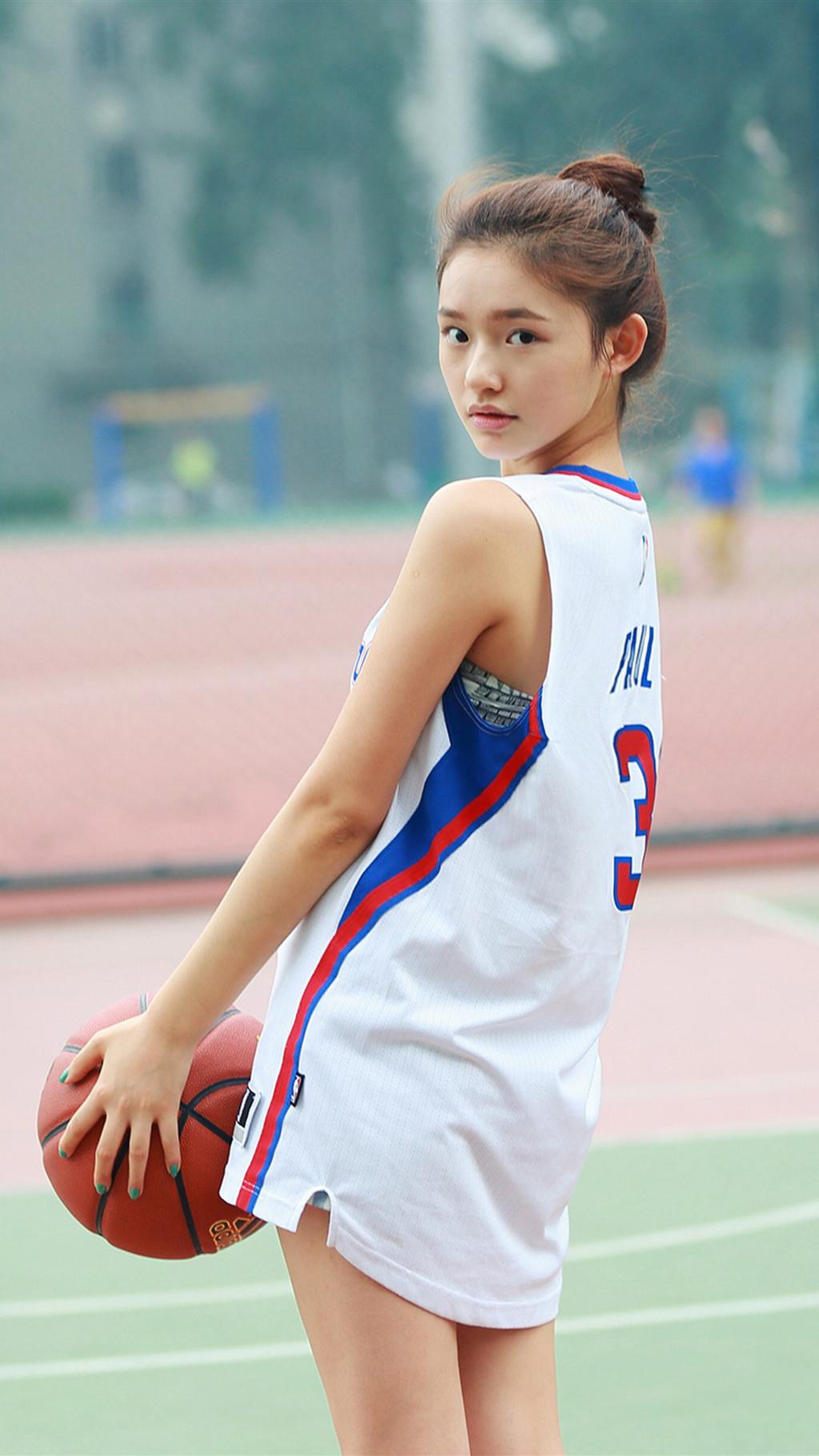 林允穿白色篮球服写真