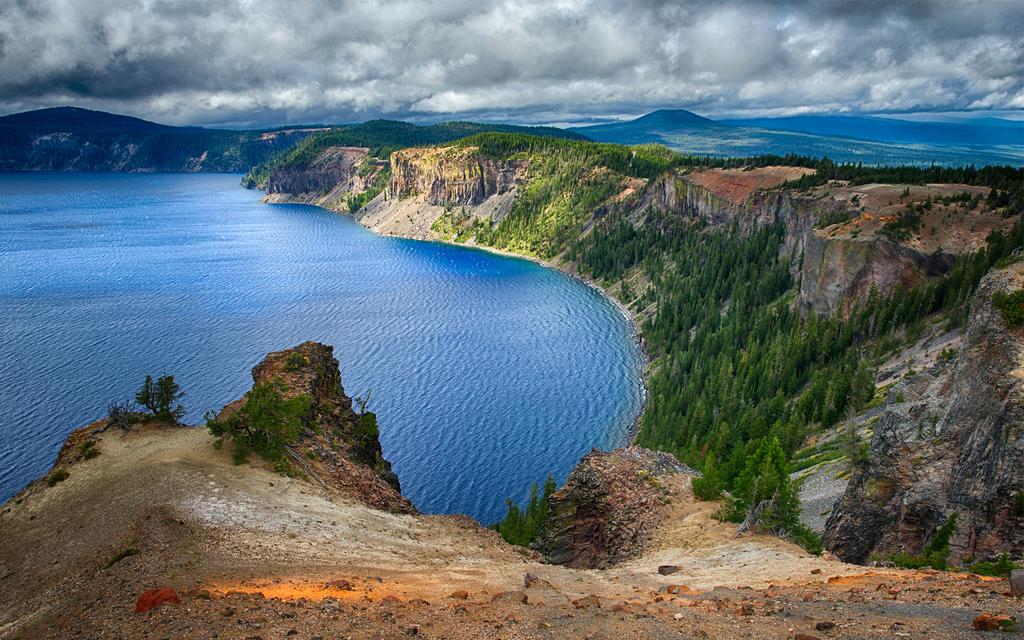 美国火山口湖风光