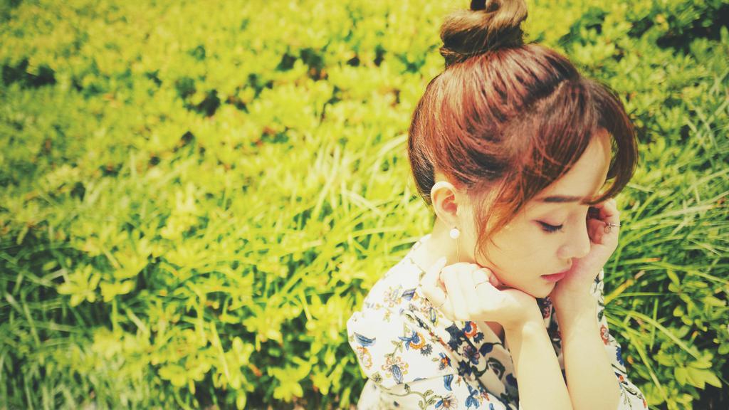 李小璐手抱吉他拍写真