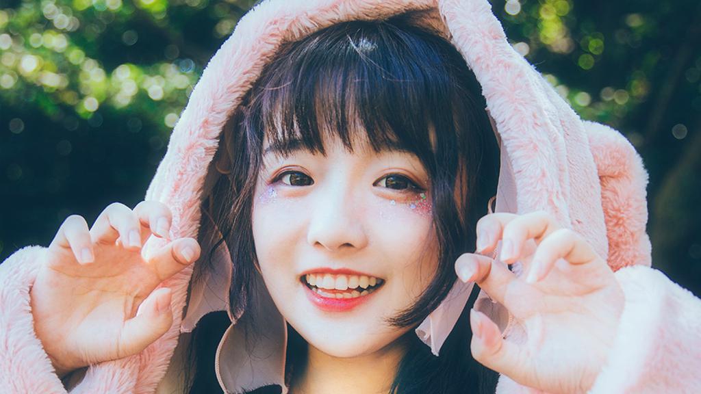 天真烂漫清纯女子