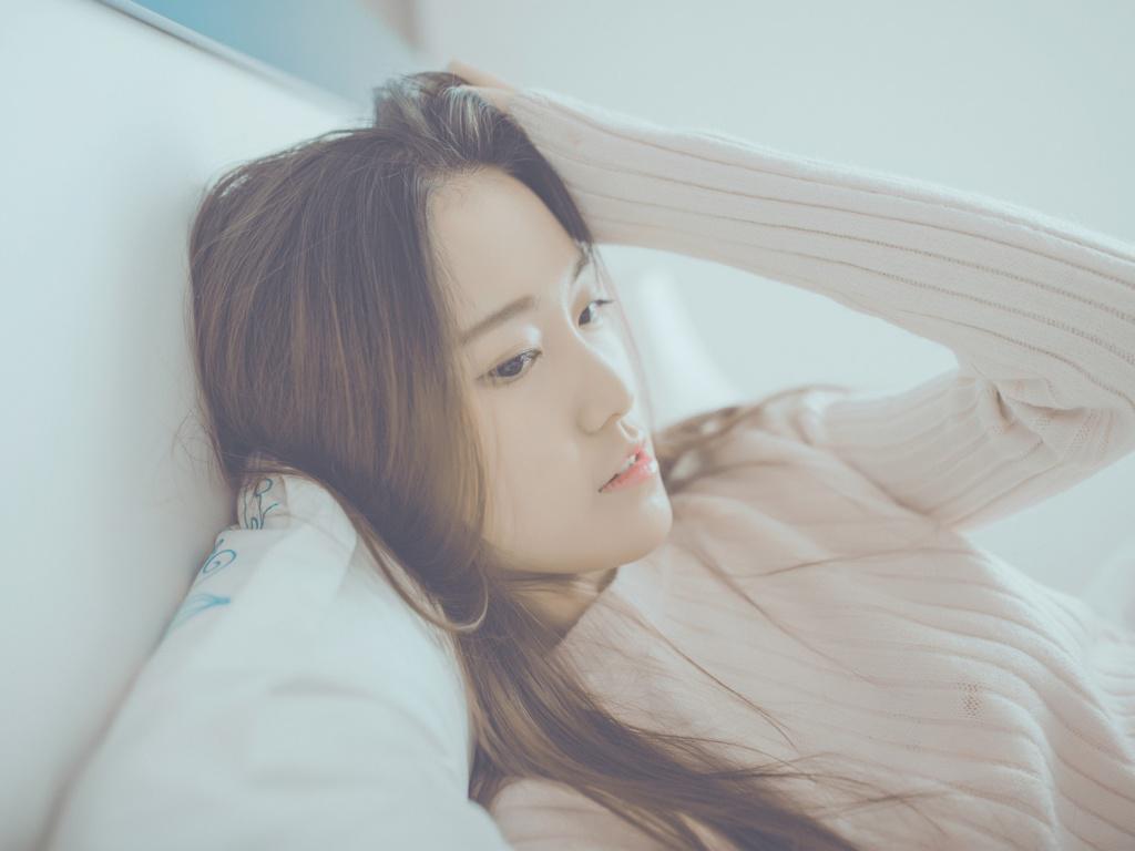 披肩长发清秀女子