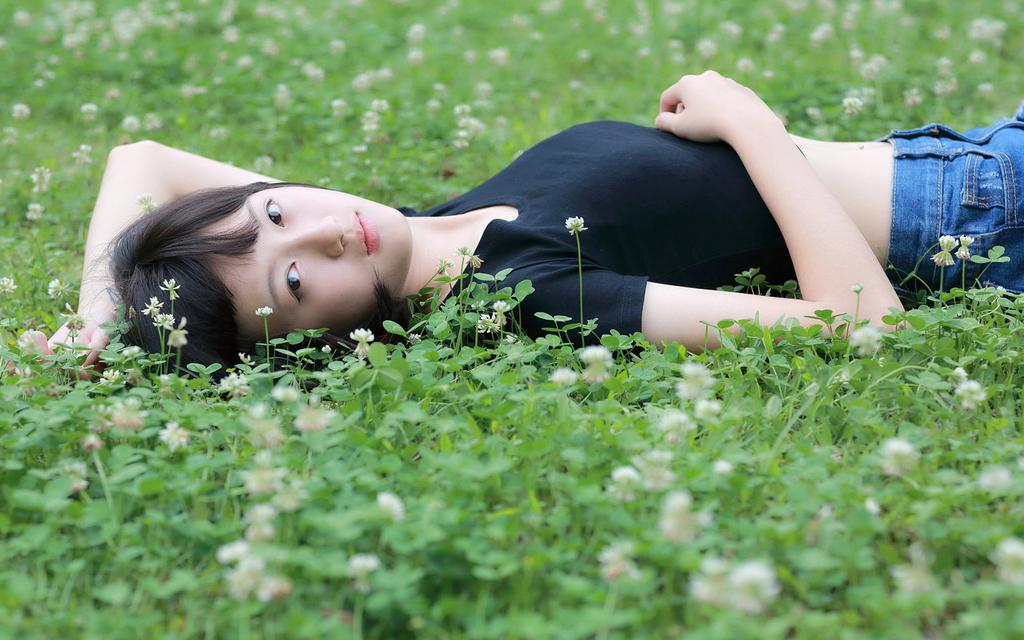 躺在草地上的女生