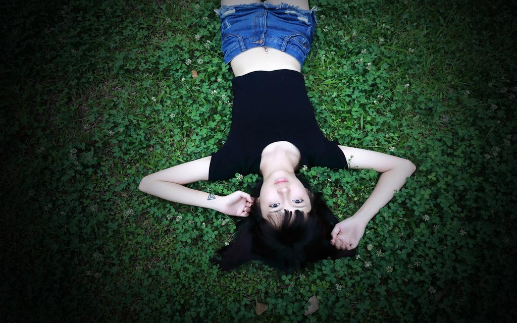 躺在草地上的女生