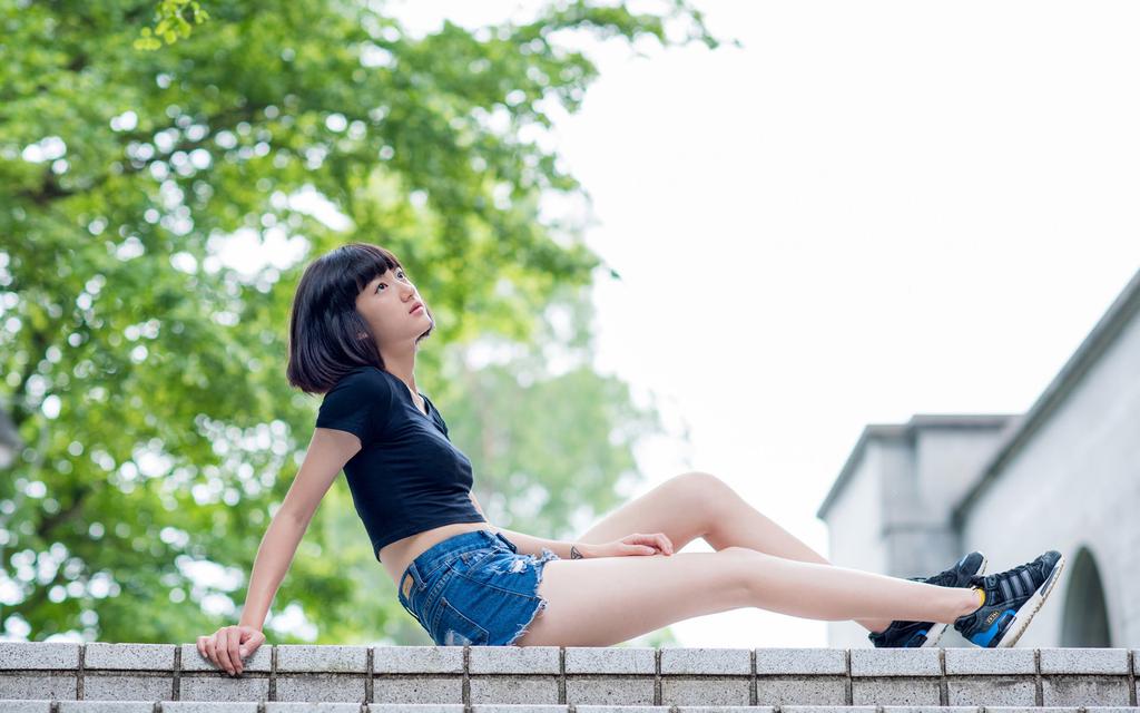 躺在草地上的女生