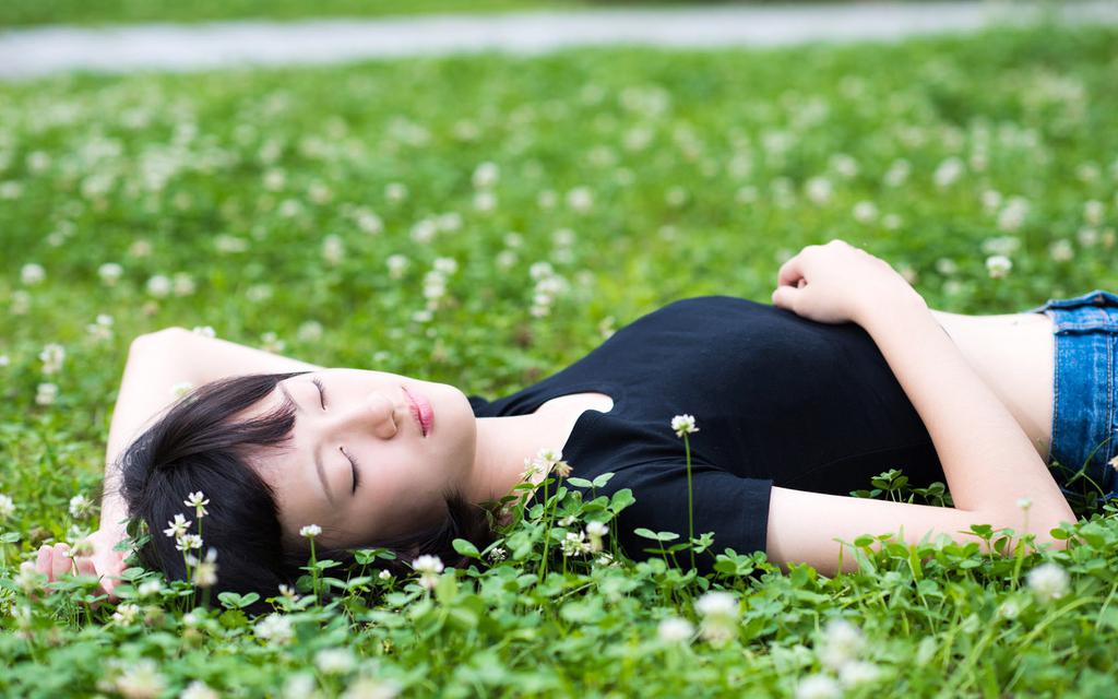 躺在草地上的女生
