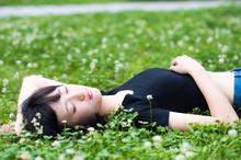 躺在草地上的女生