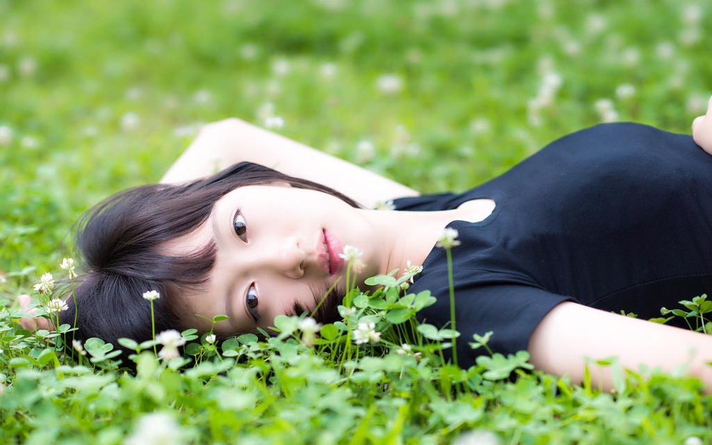 躺在草地上的女生