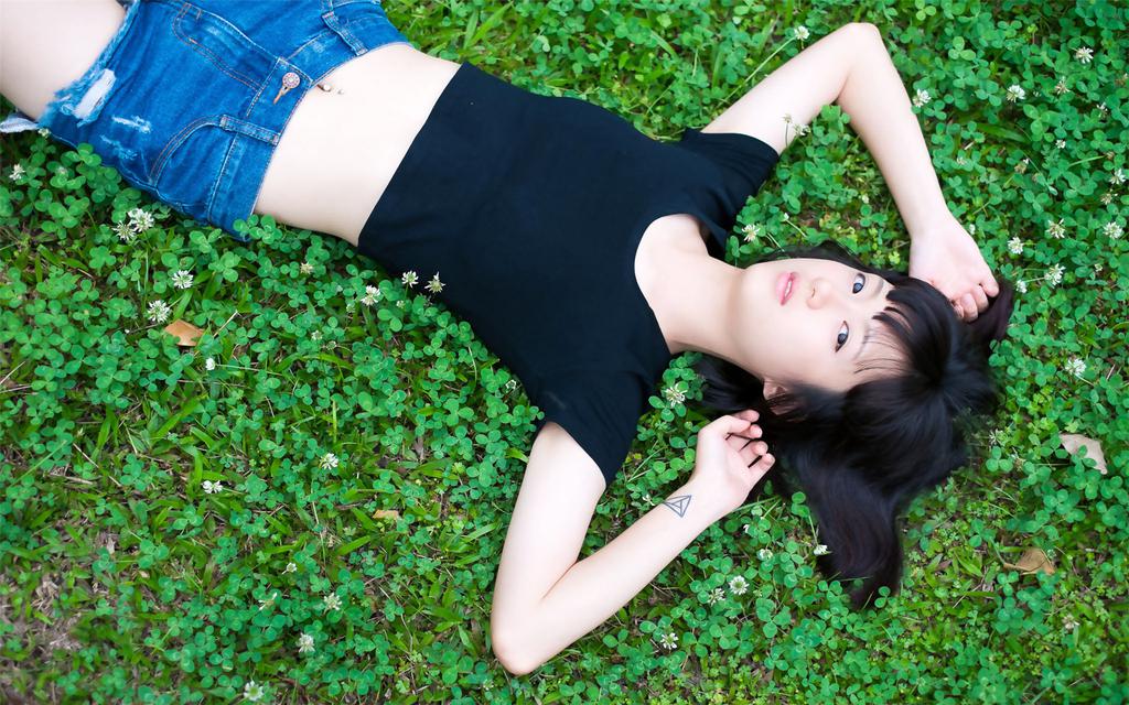躺在草地上的女生