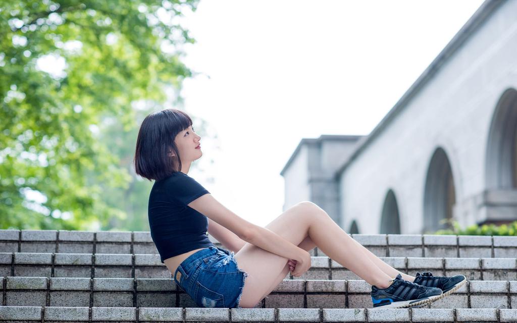 躺在草地上的女生