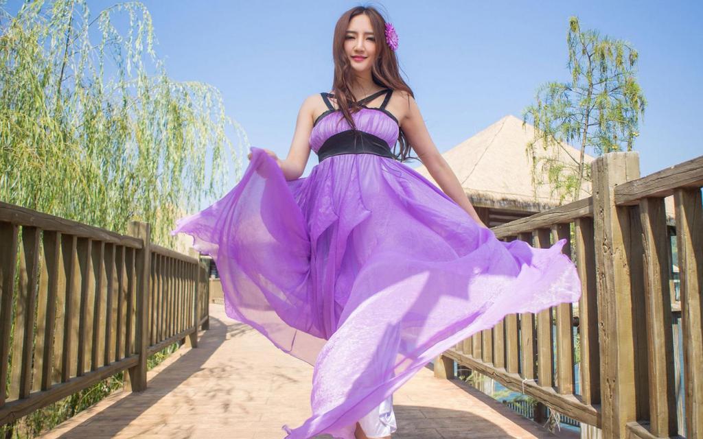 前凸后翘的美女