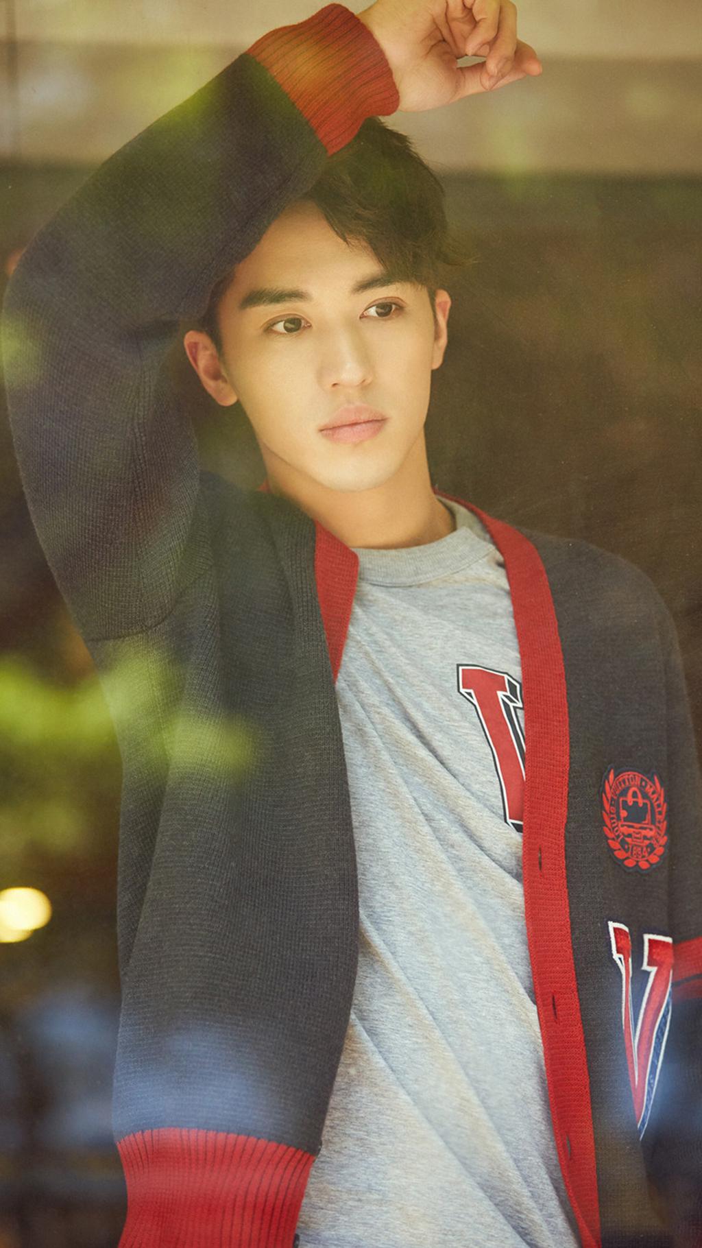 人气偶像许魏洲街拍