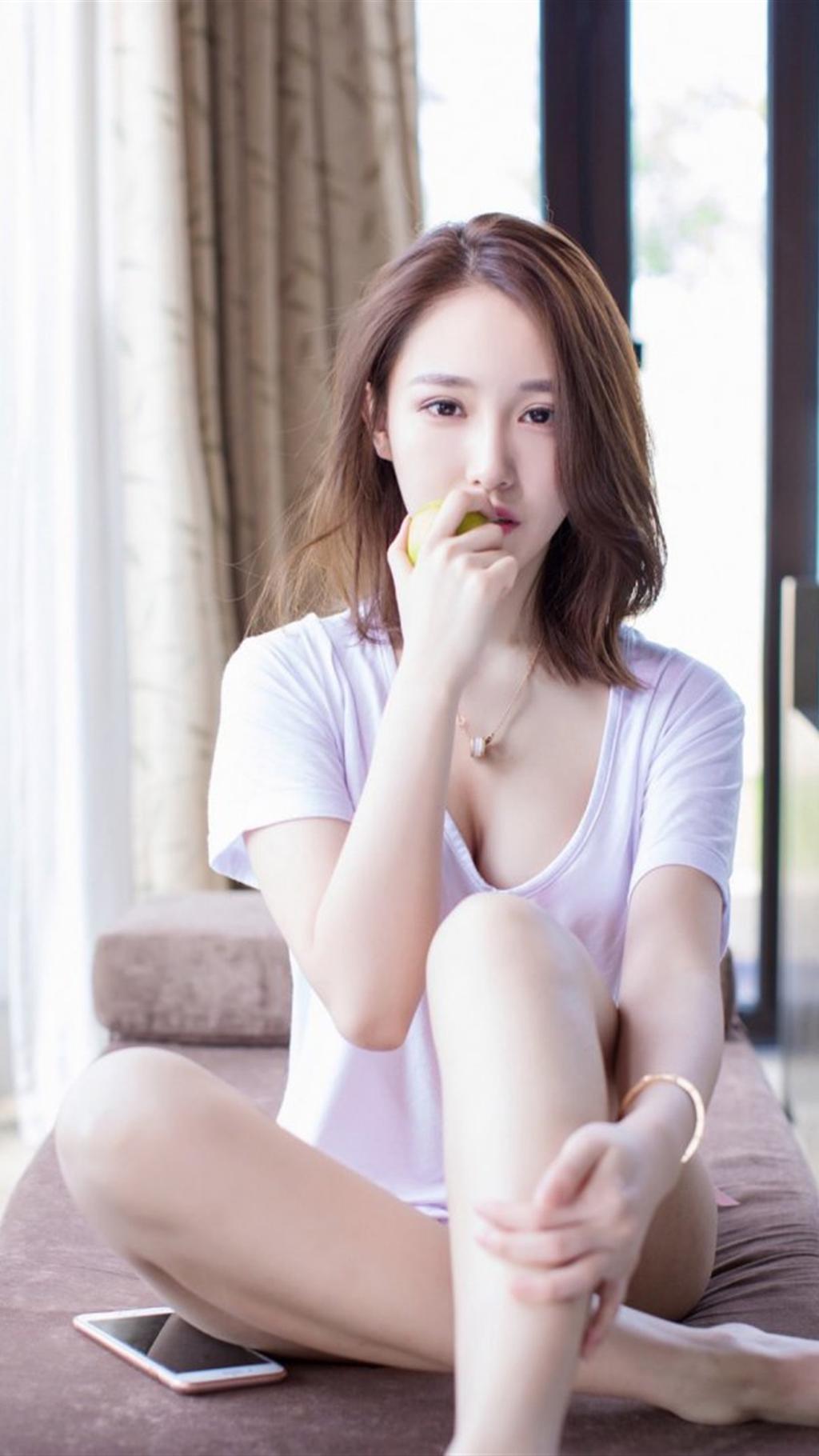 短发美女居家写真