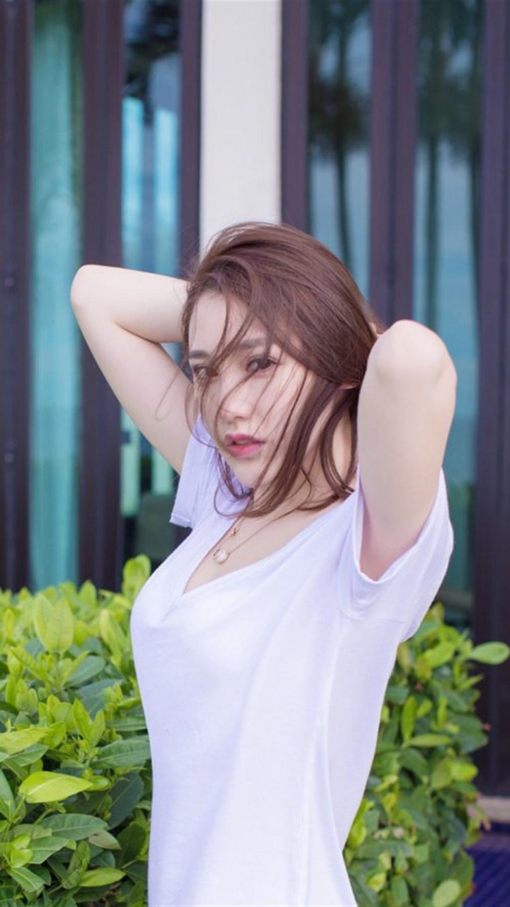 短发美女居家写真