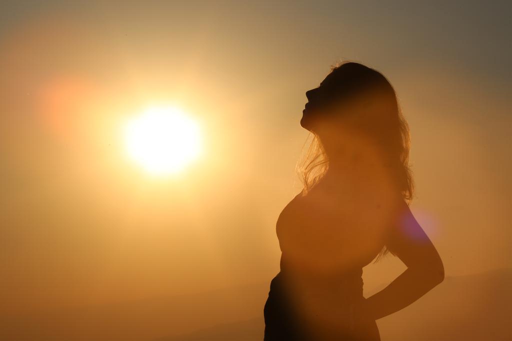 日落下怀孕的女人