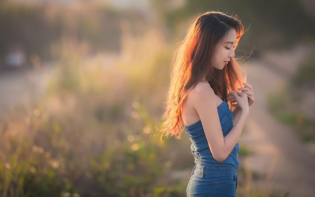 甜美美女户外唯美写真