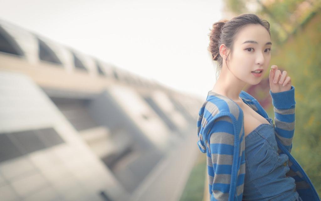 甜美美女户外唯美写真