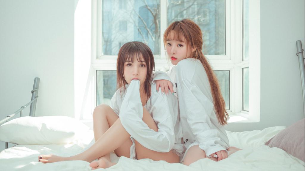 双生姐妹花居家私房写真