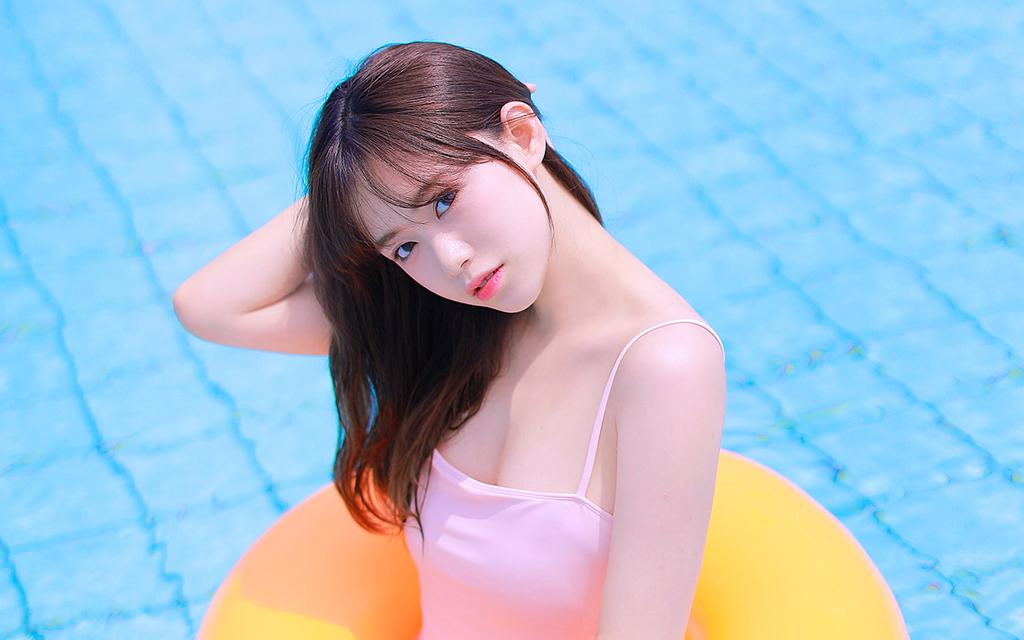 泳装美女清凉泳池写真