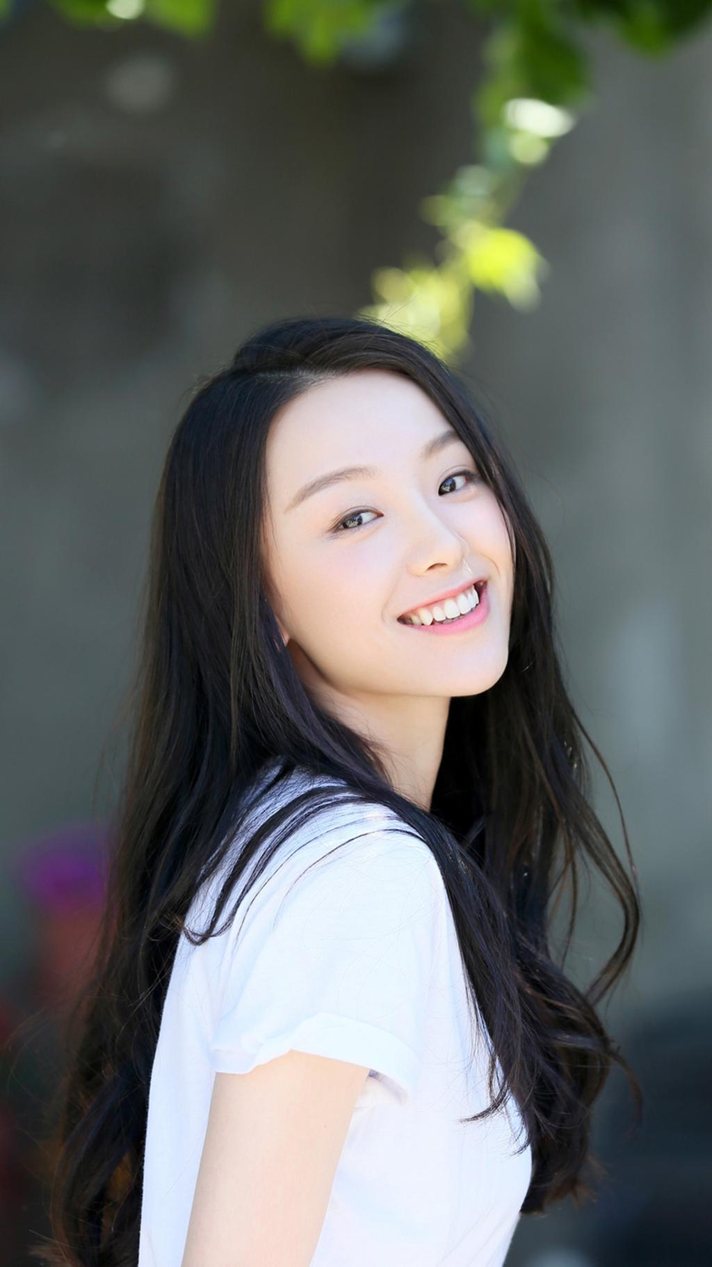 甜美虎牙美女温晴