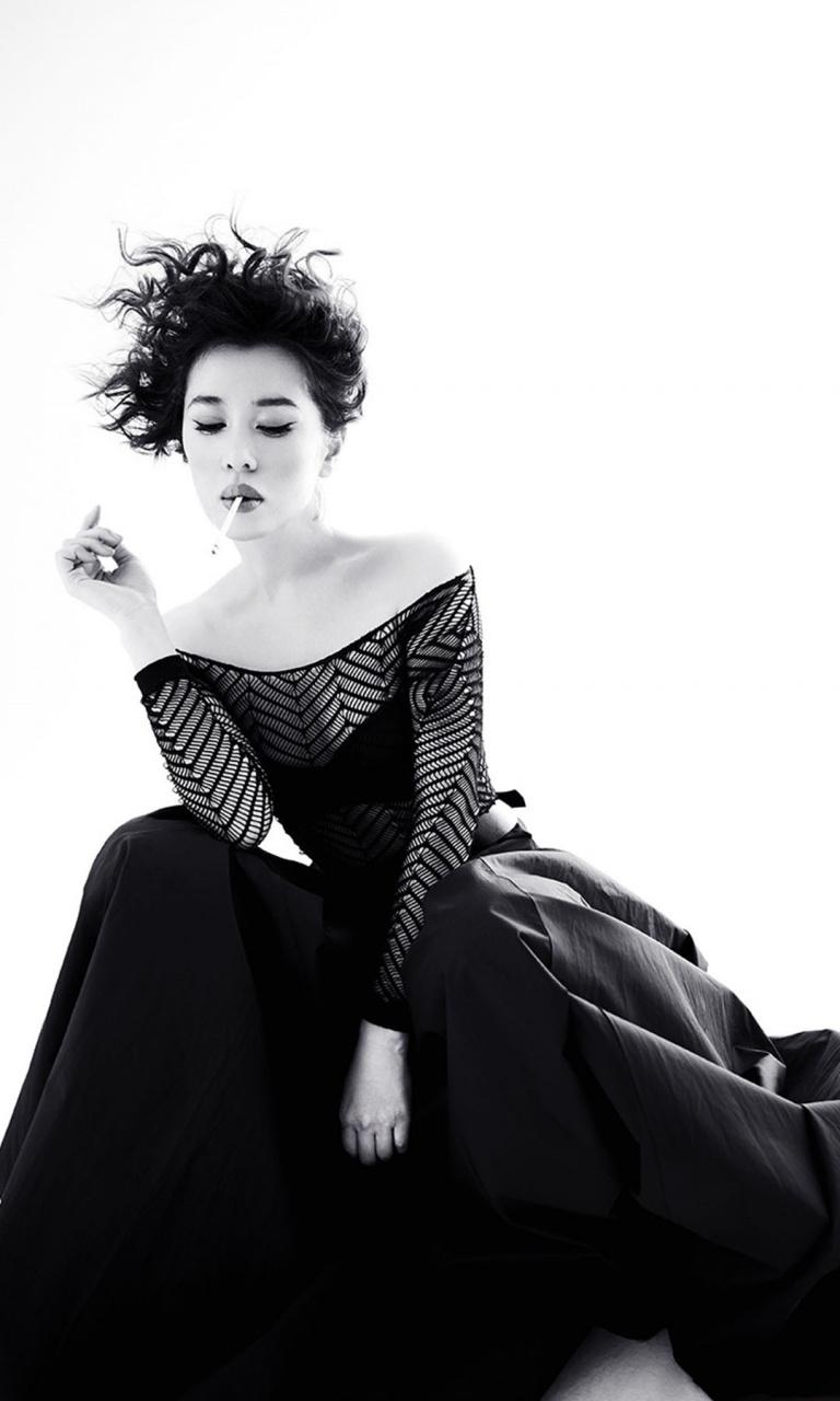 演员余男个性前卫性感大片