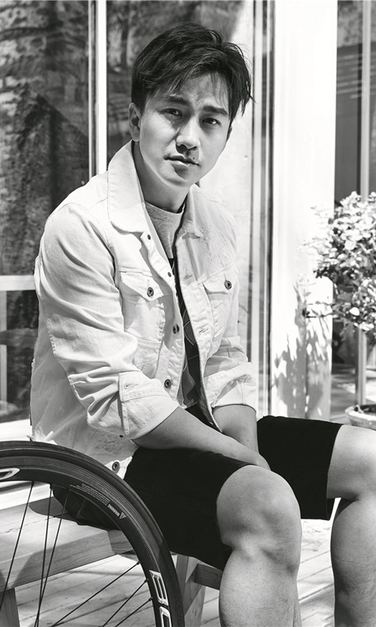 演员翟天临帅气杂志封面大片