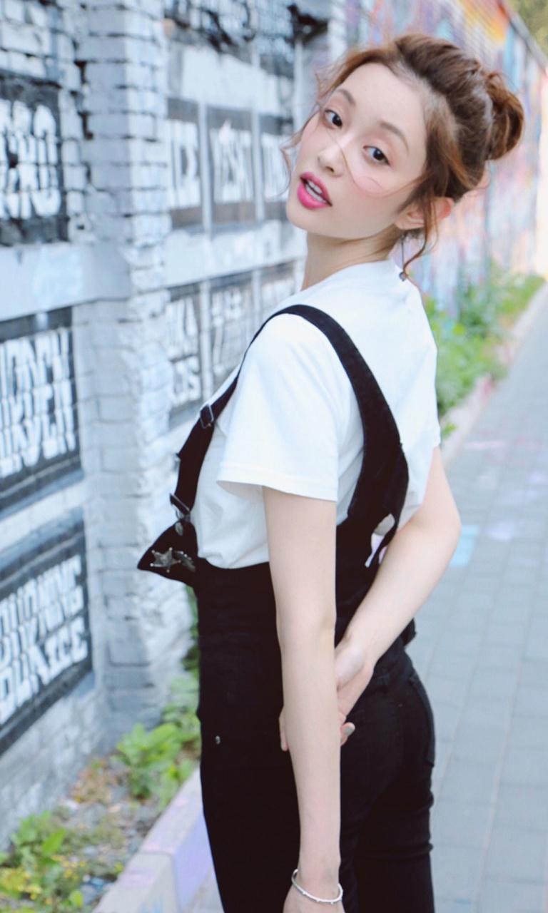 盖玥希清新俏皮街拍大片