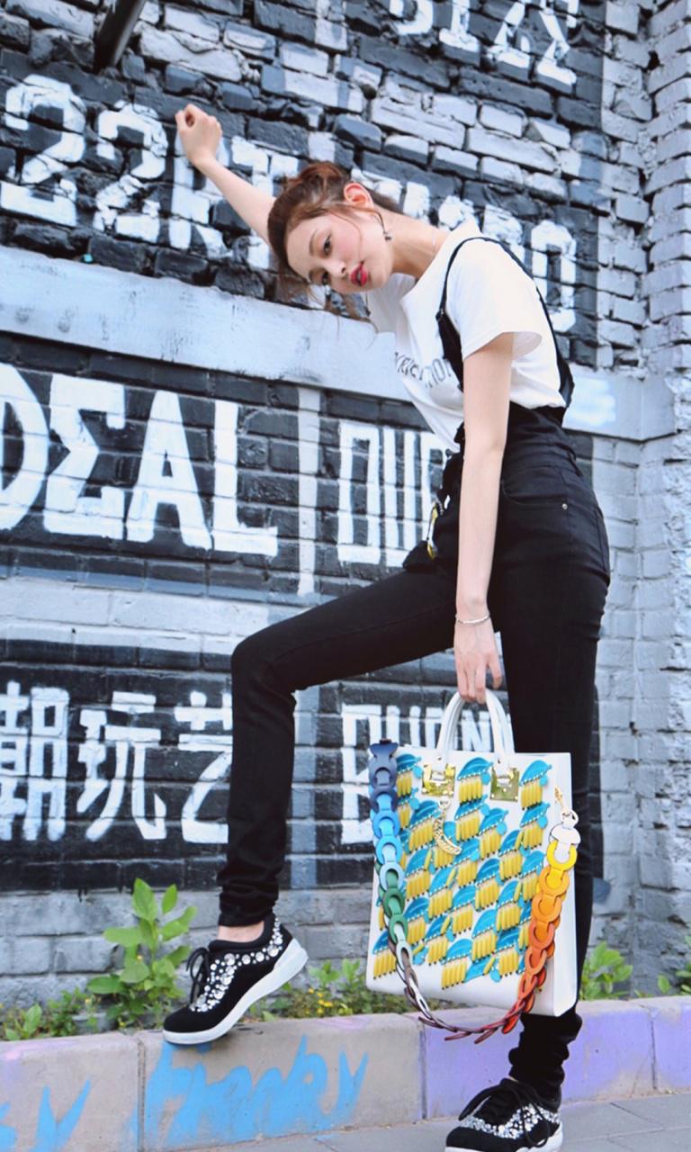 盖玥希清新俏皮街拍大片