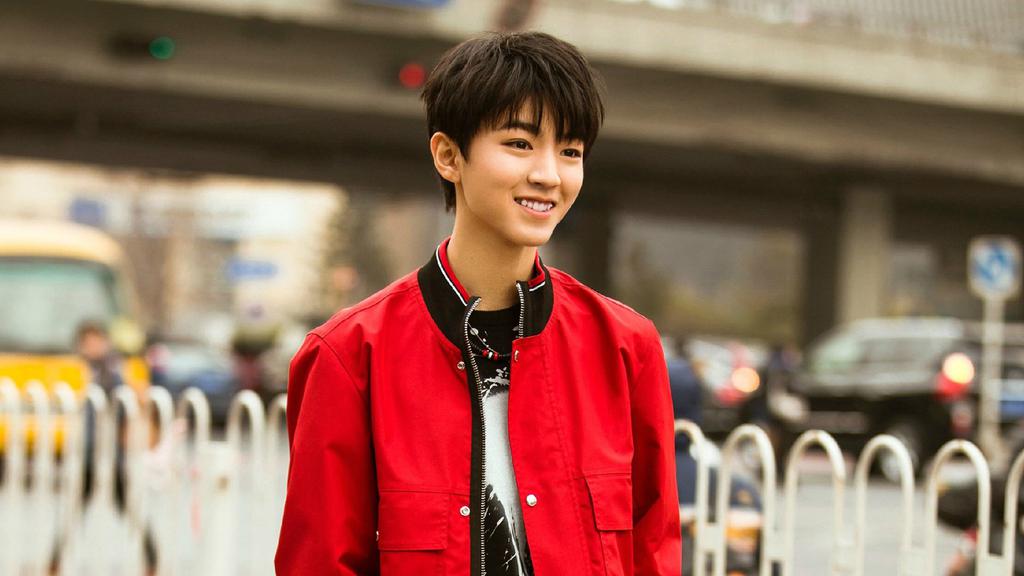 王俊凯帅气时尚街拍写真