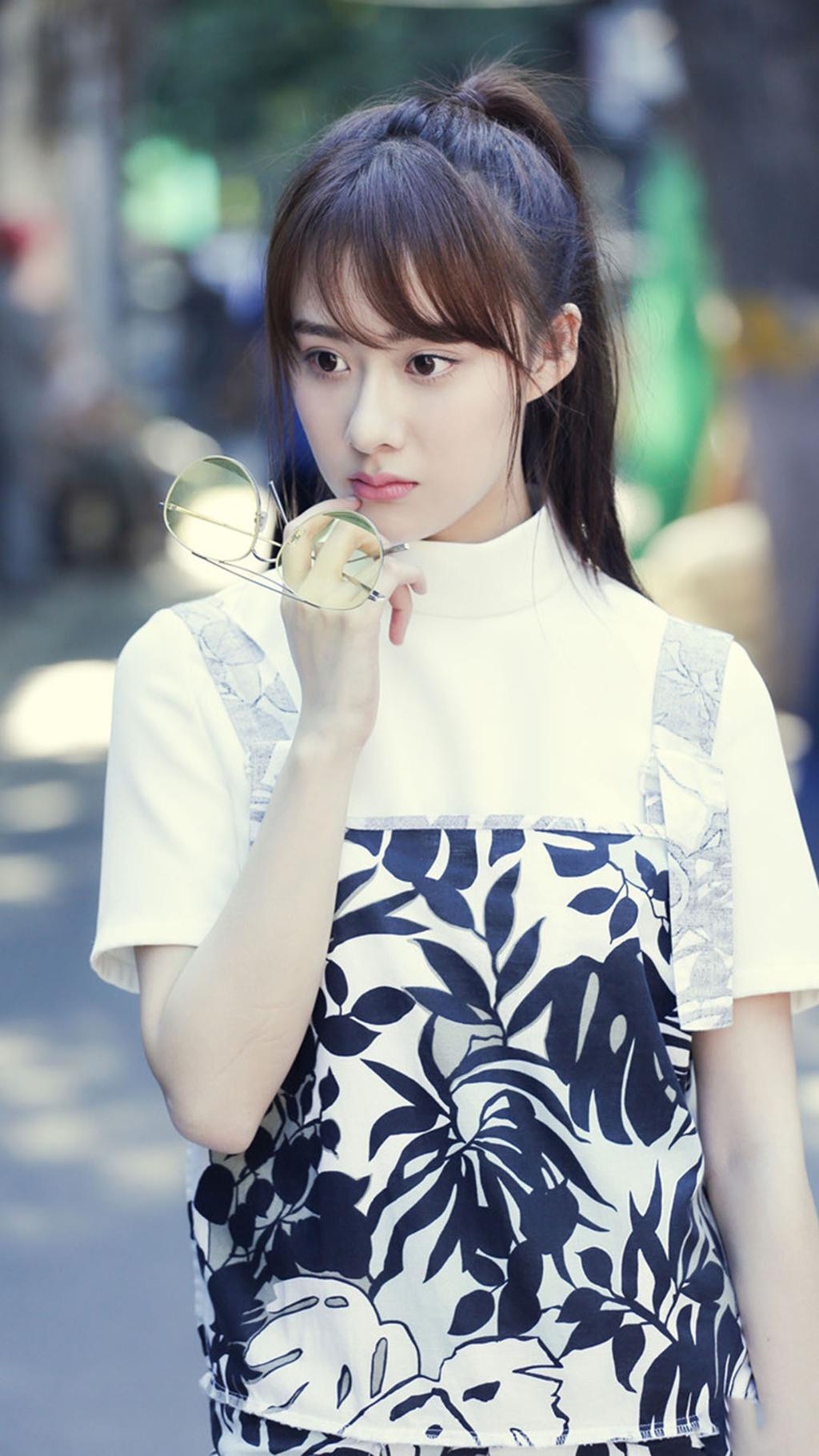 90后新晋小花曹曦月时尚养眼街拍