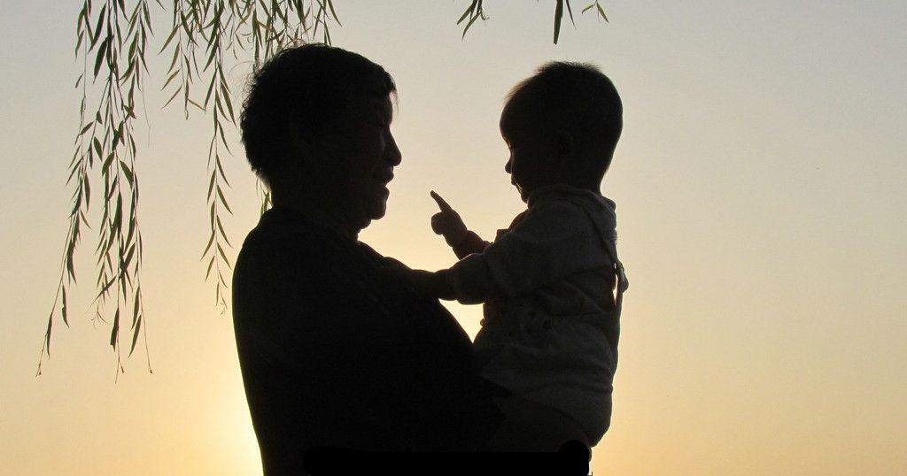 感恩父母背影图