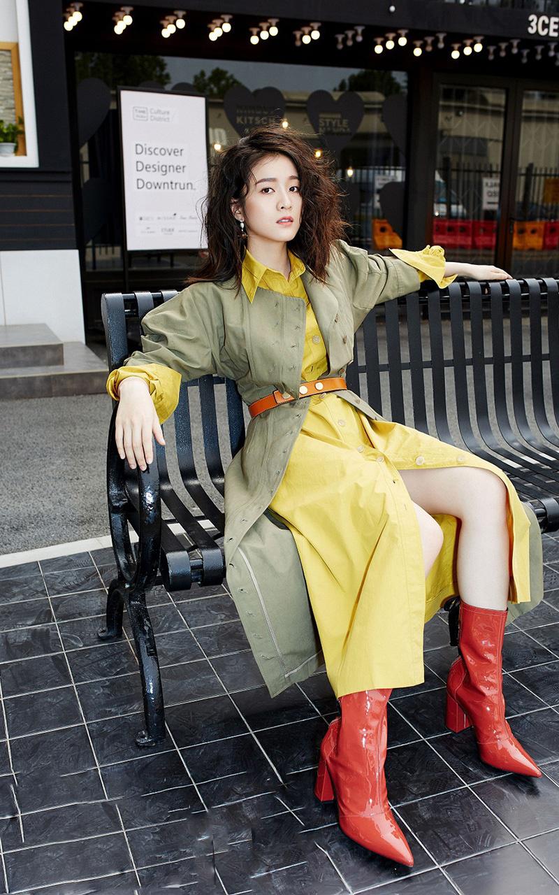 虎牙美女张雪迎最新时尚杂志封面