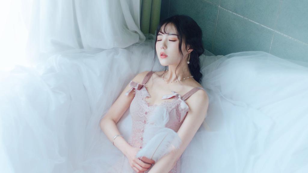 治愈系美女浴室性感写真