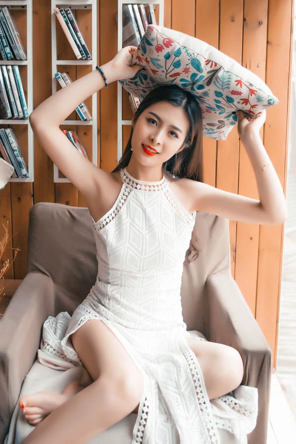 咖啡馆里静思的美少女写真