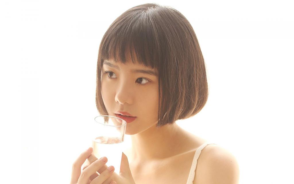 美女性感吊带私房写真