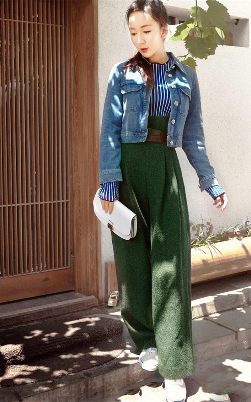 人气演员娄艺潇酷劲十足时尚街拍