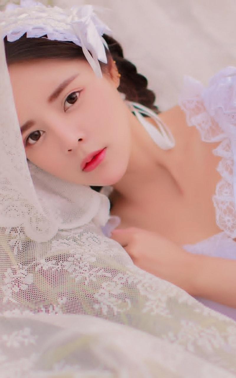 白色蕾丝裙甜美女孩户外写真