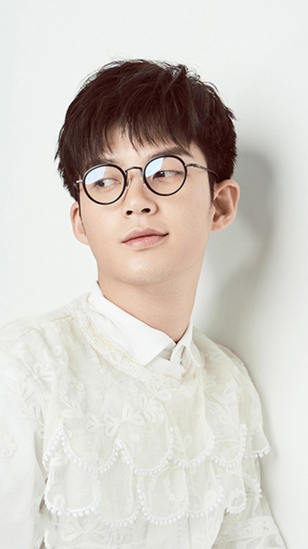 白衣男神董力最新气质写真